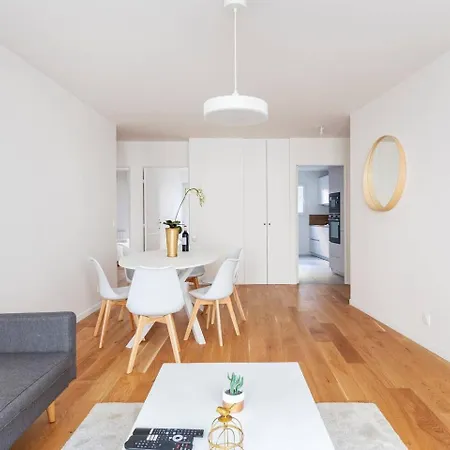 3 Bedroom Flat Close Montmartre